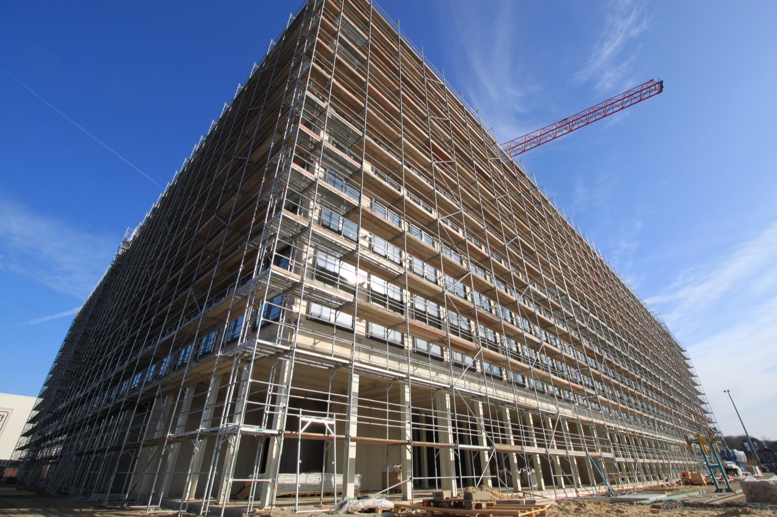Vollständig eingerüsteter mehrgeschossiger Neubau mit Baukran